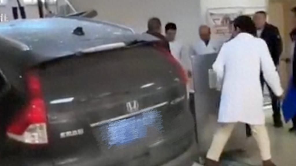 铁岭女子误踩车油门冲进医院门厅致1死细节：进院时发生剐蹭