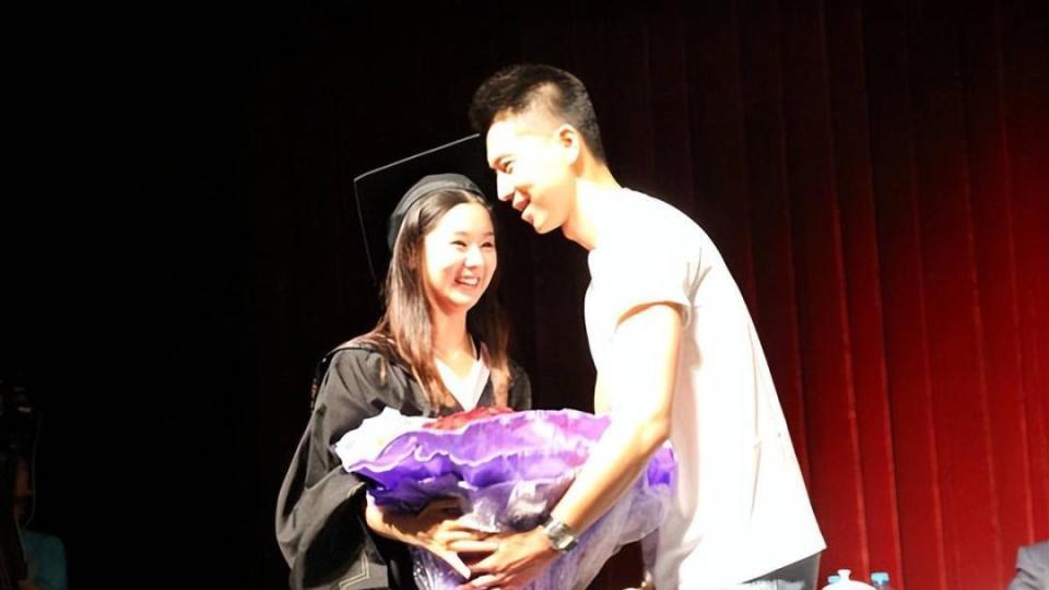 原来她是冯巩的“女儿”，出道20多年从不拍吻戏，年近40仍像18岁