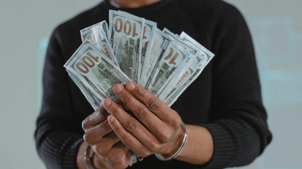 湖北广水一医院院长的“退赃”大戏：一个大提包，里面装满了书，却声称是100万元现金，退还给医械老板