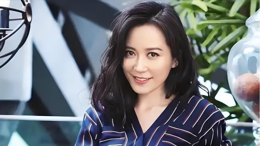 54岁“惊鸿仙子”俞飞鸿年过半百未婚，但惊艳岁月的她却活成了无数人眼中的“人间理想”