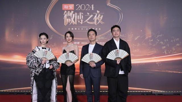 北京这一晚，女星们妖艳四射、热情火辣，却被25岁的他抢了风头