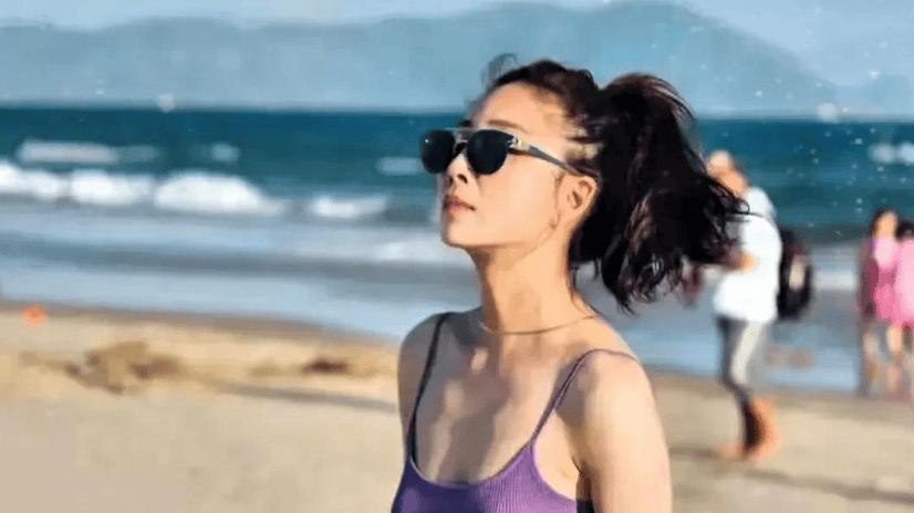 45岁殷桃穿吊带装引热议，网友：年龄与审美，谁之过？