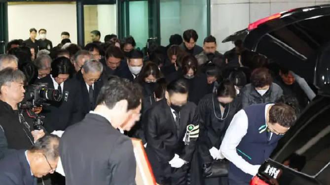 李顺载遗体告别仪式举行，河智苑含泪追忆“国民爷爷”