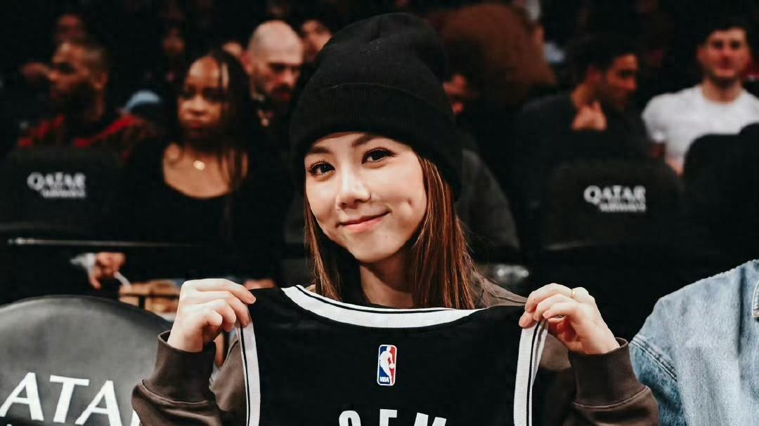 现身布鲁克林，邓紫棋来到巴克莱中心观看篮网与快船的比赛