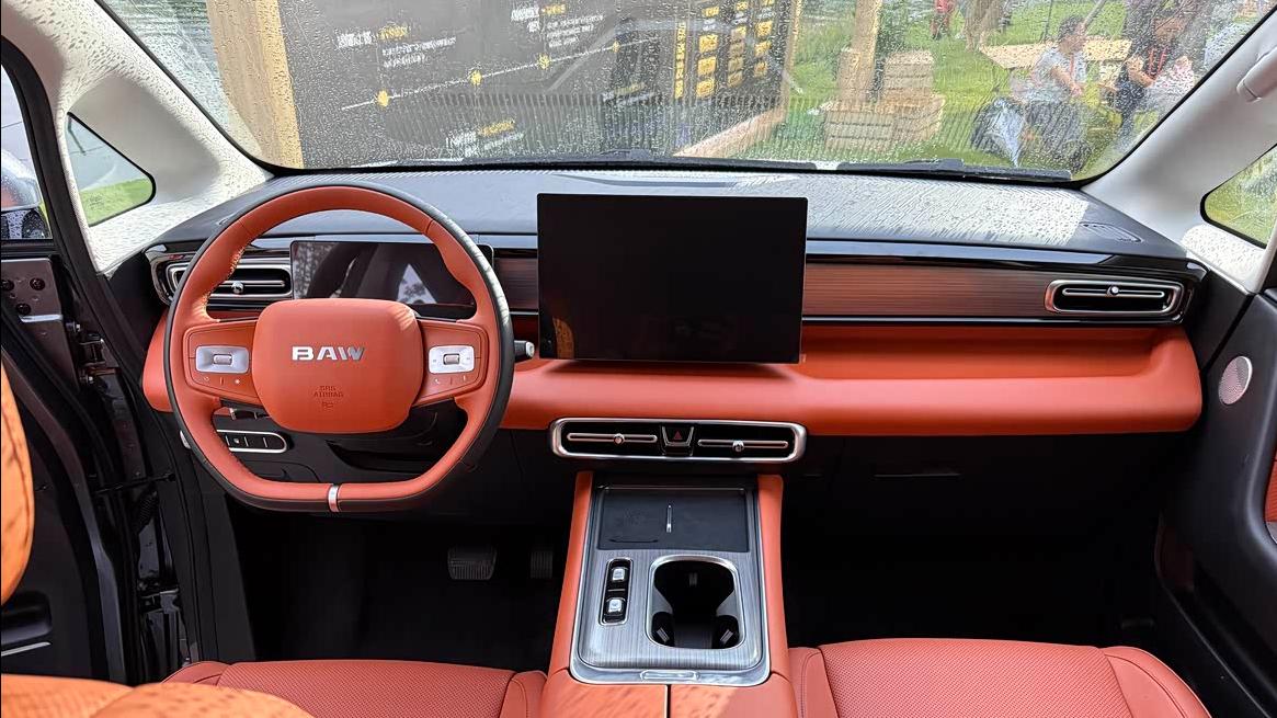 全球第一个只做MPV的品牌，首款MPV亮相，豪华外观提供7座和9座