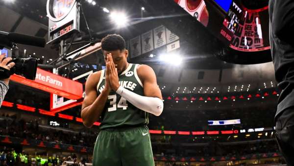 曝字母哥对交易流言感到不适！雄鹿考虑再次重磅引援，增加其留队筹码