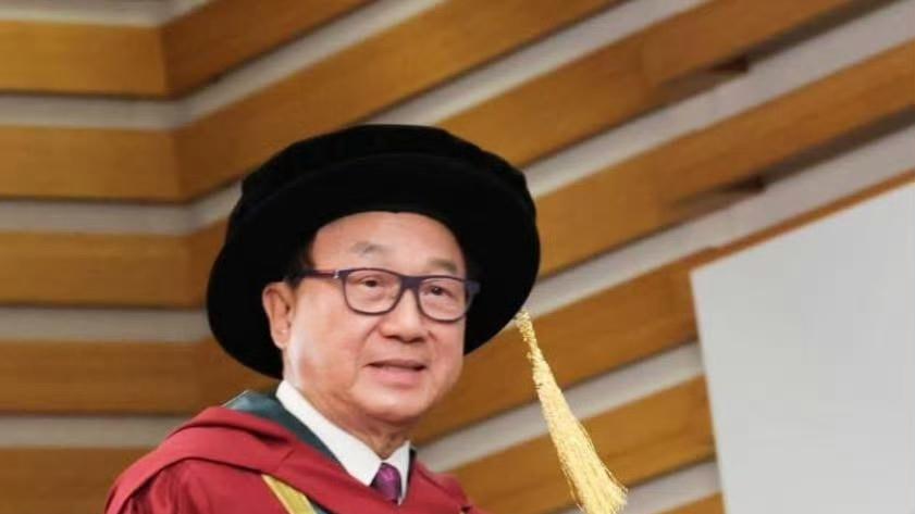 许冠文一年获两个博士学位