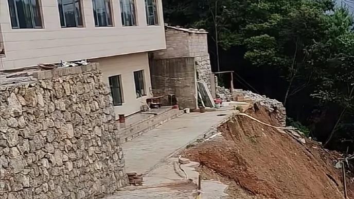 房屋建在山坡上，看着很危险其实一点也不安全。