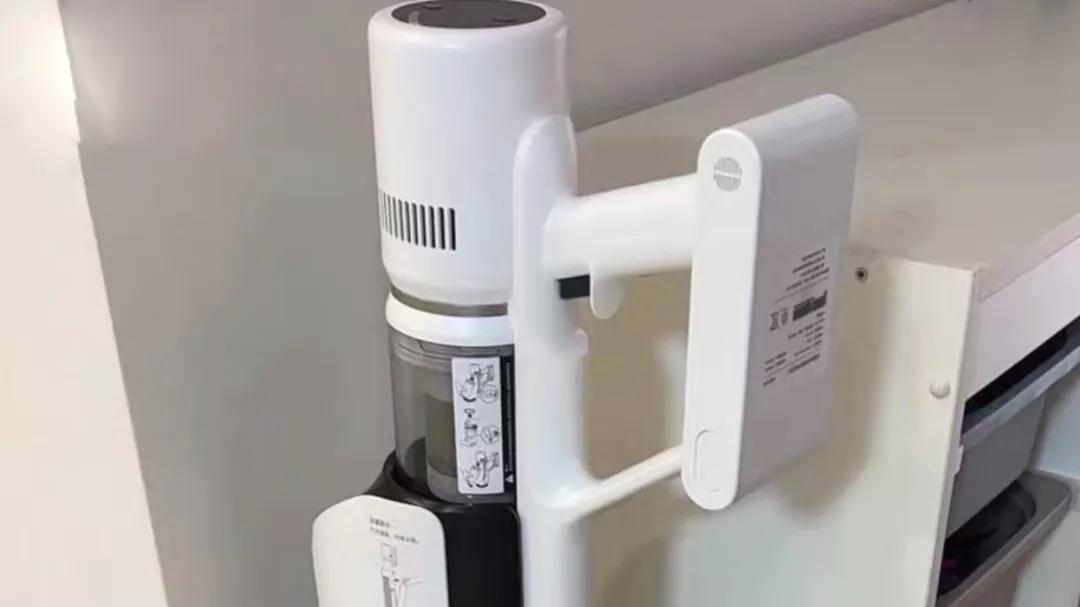 高端大牌吸尘器“价崩”！全新降三千多块，还带智能基站