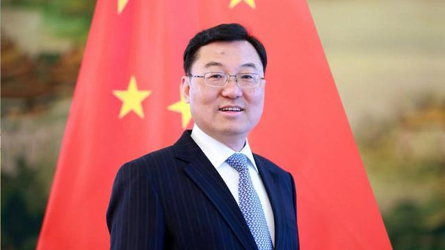 中国美国只能选一个？特朗普被盟友骂蠢，中方只用一句话下了定义