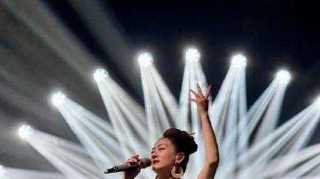 原生态唱腔点燃《歌手》舞台，者来女笑对满网难听热搜！