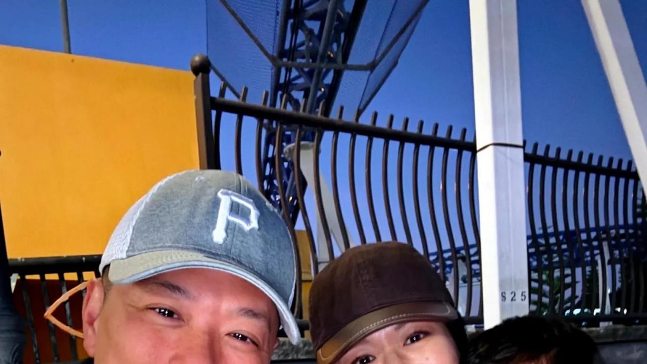 胡杏儿的丈夫夜店狂欢引发热议，与美女搂抱，手摸的位置很私密