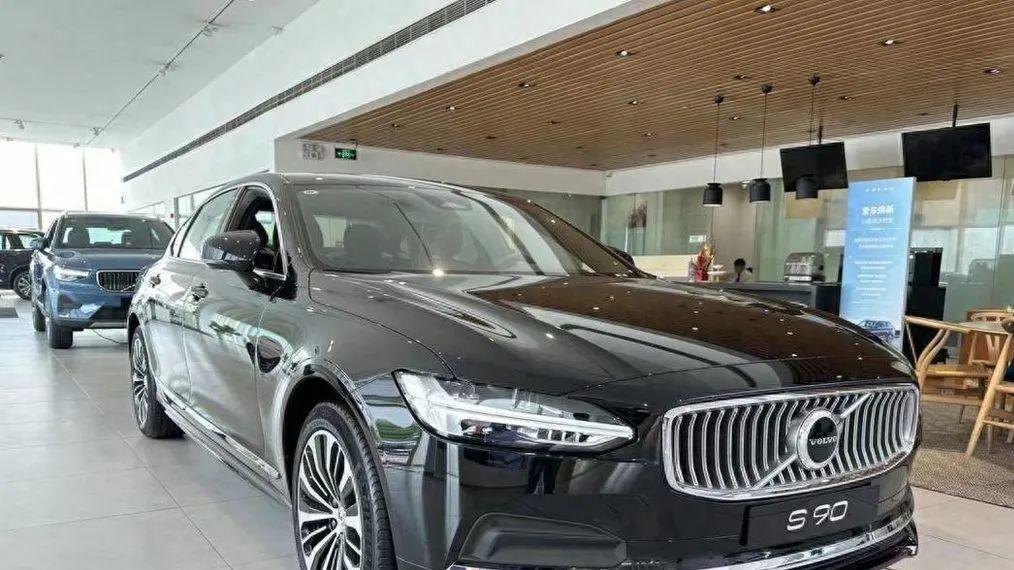 沃尔沃S90开启“价格战”，入门版仅需27.9万，标配2.0T，不香？