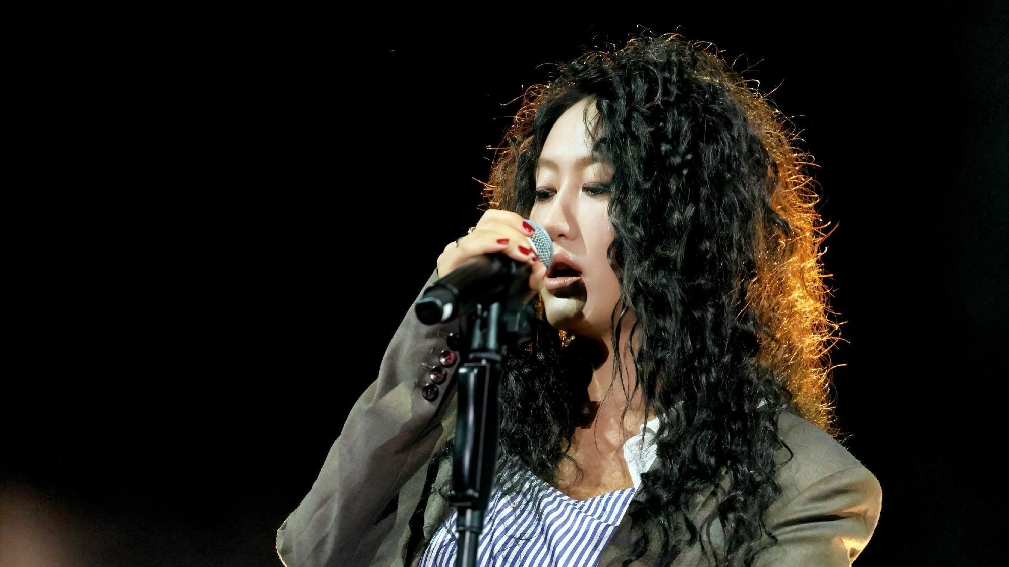 陈粒演出突发意外，耳机竟在现场爆炸，后续如何？