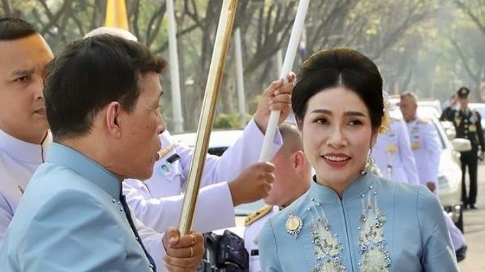 泰国王室晒诗妮娜新海报！贵妃新发型换波波头，耐看又不失女人味