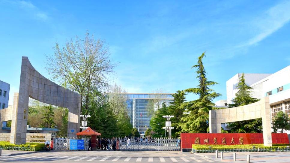 高考500分出头，想拿铁饭碗重点报考这3类院校，就业很稳定