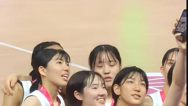 19 岁 1 米 75 轰 27 分炸场！中国女篮后卫该偷师这狠招破局