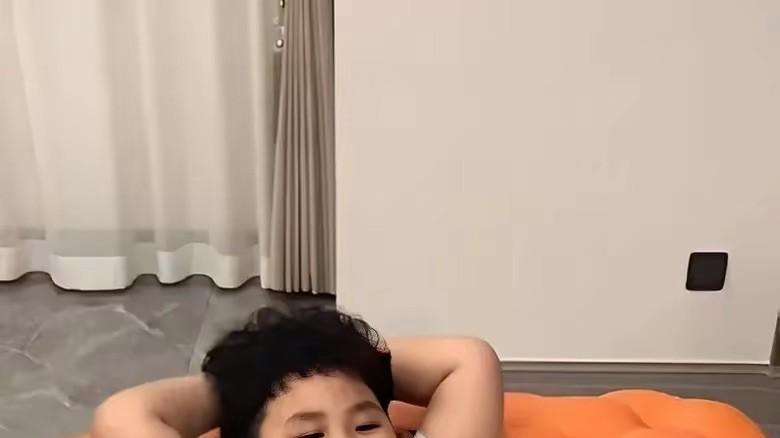 郭德纲一家上海现身，王惠胖成球，郭汾阳长歪了