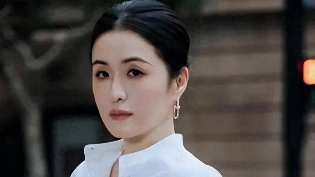 央视紧急撤档！官媒怒批秦雯，袭警捞人已被立案，后台再硬也不行