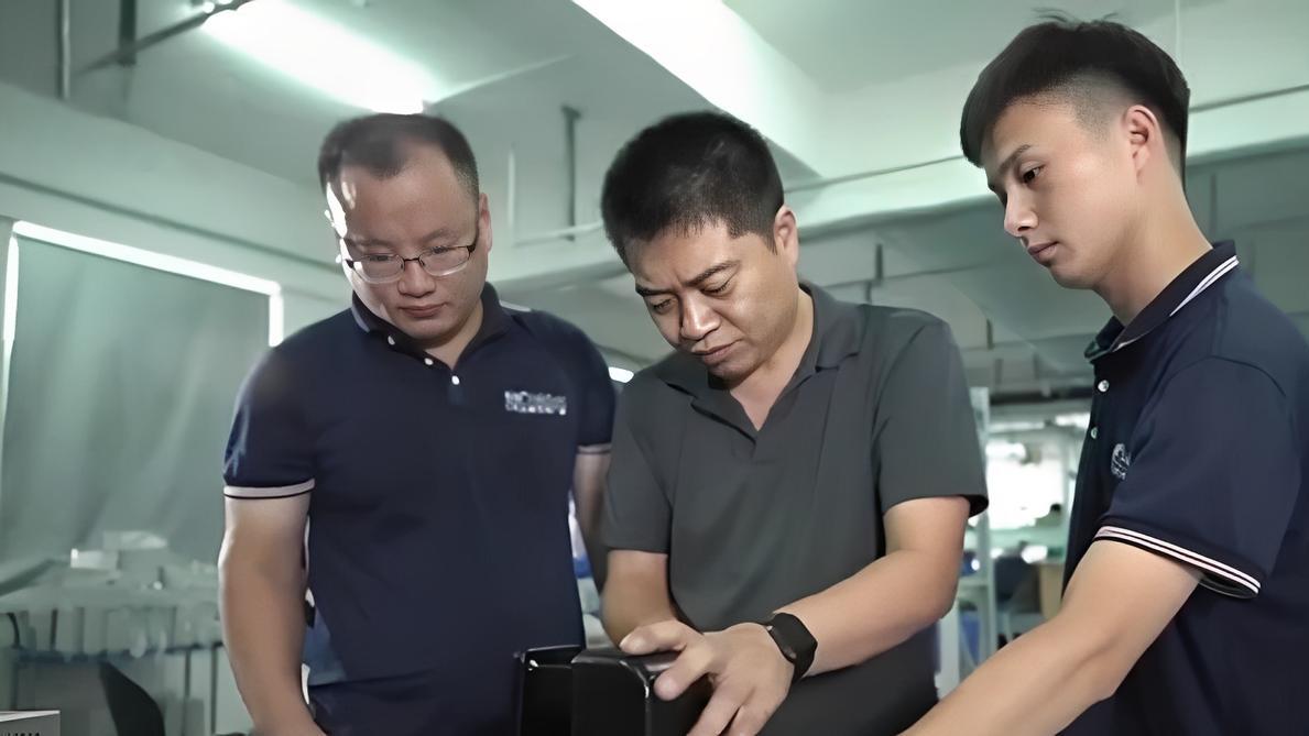 2020年，河南一男子发明了一款全自动高射水炮，外形酷似装甲坦克