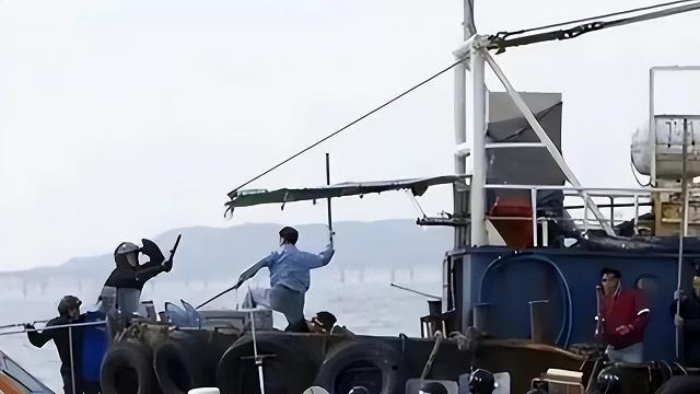 韩国海警举旗冲锋苏岩礁！强拆中方设施反被围，中方贴脸开大了