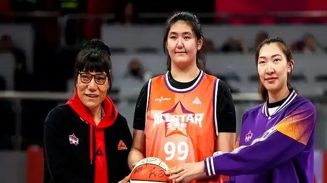 国外也很火！坎贝奇晒与张子宇合照：我的宝贝妹妹 务必保护她