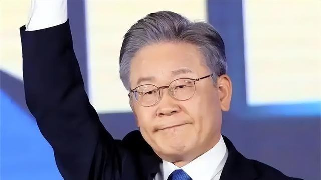 韩国要改国旗了？在要钱和要命之间，李在明选择先苦一苦日本人