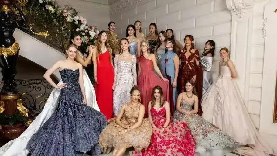张艺谋18岁女儿将参加巴黎名舞会，选二哥做舞伴，陈婷熬出头了