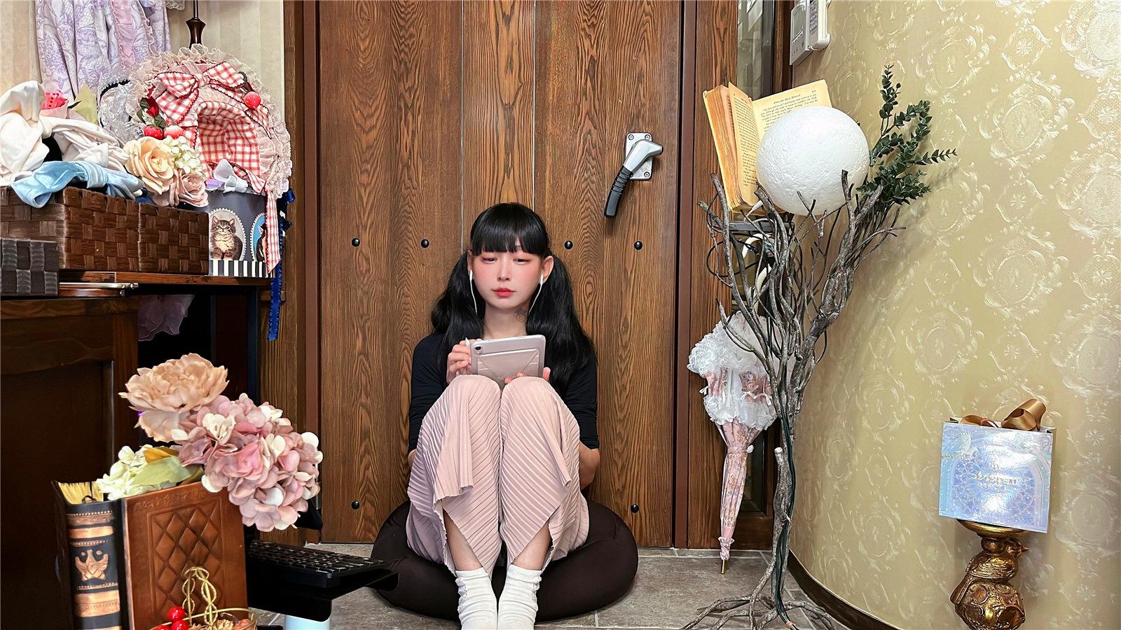 “美少女”与猫的合照引热议，网友：不敢相信这是48岁的二宝爸爸