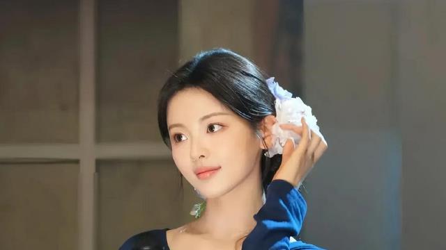 杨超越完全就是女神降临，是美神维纳斯，状态超级好又瘦又美