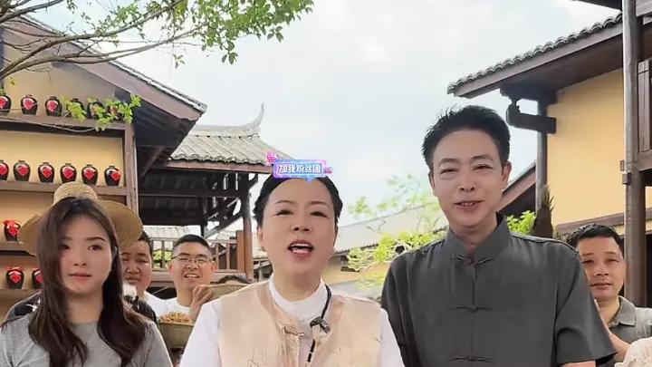 两位许妈同一天带货，伦巴给谢浩男妈妈刷礼物，杜新枝晒孙子言宝