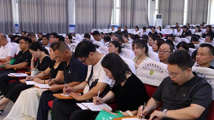 鲁山县：以会代训筑牢校园健康防线