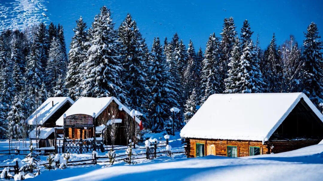 阿勒泰的冬天堪称中国冰雪秘境天花板，春节前后雪景最盛年味最浓