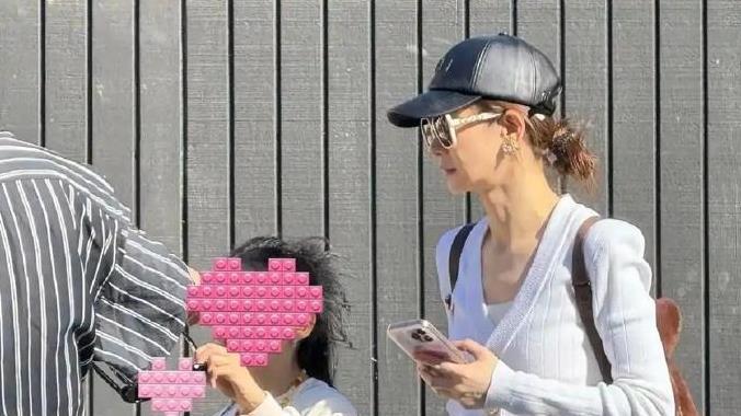 戚薇李承铉二胎儿子正脸照曝光！圆头圆脑扎小辫儿，和戚薇长一样