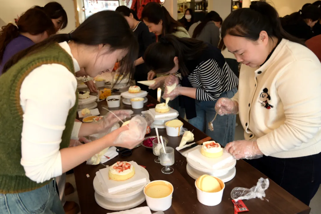 枣庄高新区公安分局举办“庆三八”DIY蛋糕培训活动