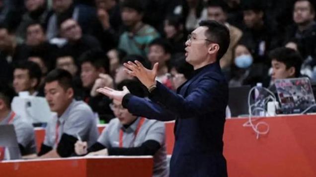 咋想的？坐拥6大内线，却与没中锋的新疆玩跑轰，潘江不是一般菜