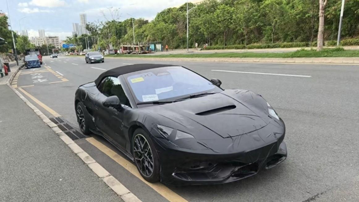 腾势Z最新低伪实车曝光，软顶硬顶凑齐了