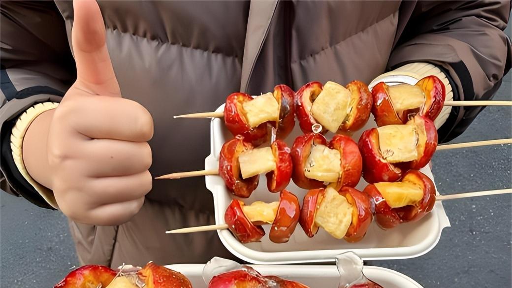 奶皮子糖葫芦卖到40元一串！商家自曝：我也觉得贵！但排队的人太多了！