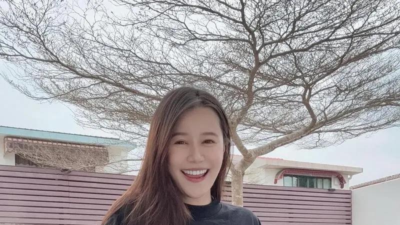TVB花旦黄翠如挺巨肚与好姐妹吃美食