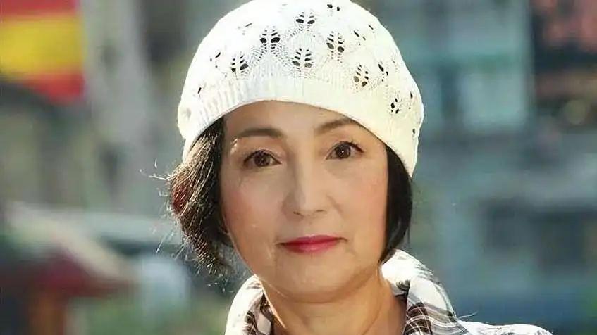 62岁“石榴姐”苑琼丹景区“打工”! 穿爆牙装开脱口秀