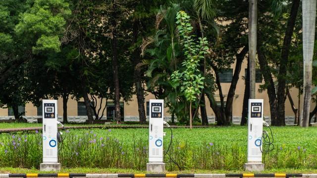 充电桩超加油站 2 倍！2025 乡镇全覆盖，家庭自驾告别续航噩梦？