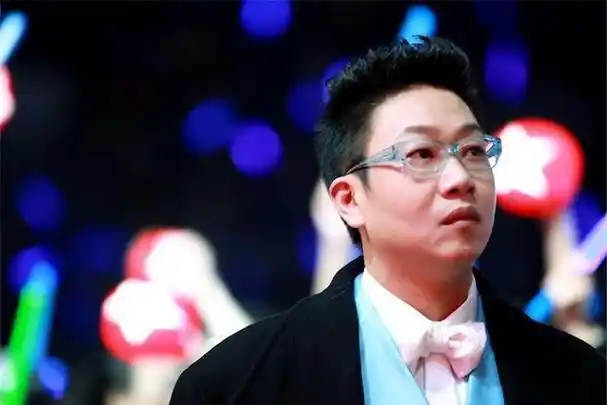 54岁林海：曾是央视著名主持，二婚娶何婕，如今沦落成网红吃播