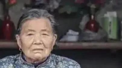 儿子定期转生活费，重庆72岁老人舍不得花，在衣柜存了120万现金，结果全被亲戚偷了