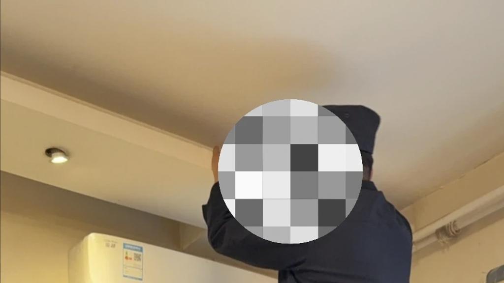 独居女生发现租房卧室灯筒内藏摄像头，已被拍几百段视频：当时房东说有些灯是坏了的