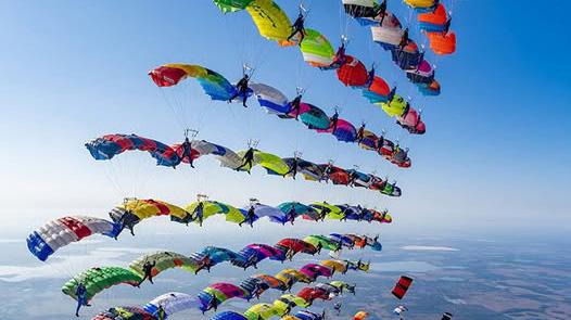 佛罗里达不养闲人名不虚传！104名跳伞大神集结佛罗里达拼出“天空巨星”