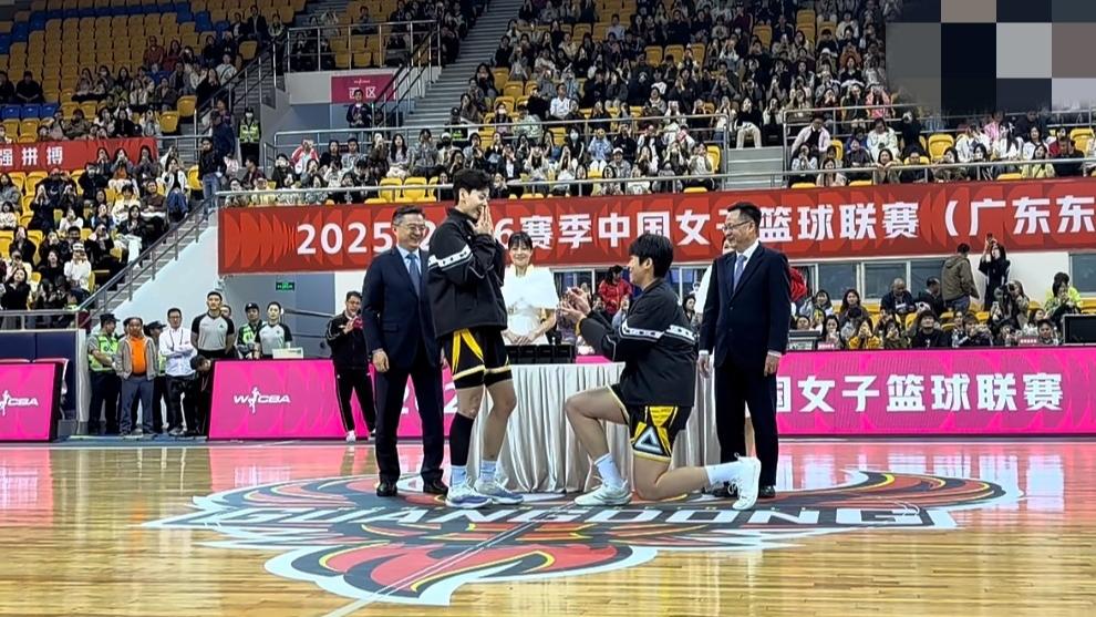 广东女篮领取总冠军戒指，陈明伶“求婚”杨舒予，杜锋现场观战！