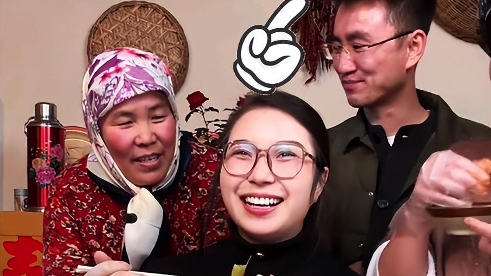 穆萨马志梅甜蜜互动，同乡网友却曝女方另一面，吐槽男方太单纯