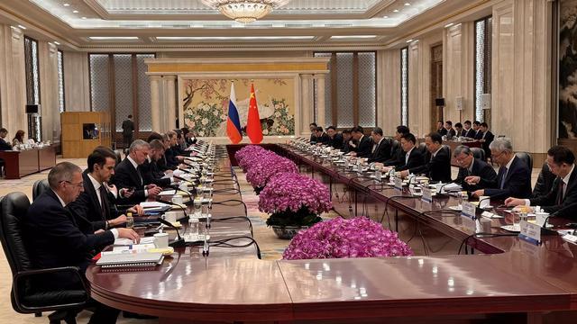 中美会晤刚落幕，俄二号人物携投资来华，一出手就是千亿人民币