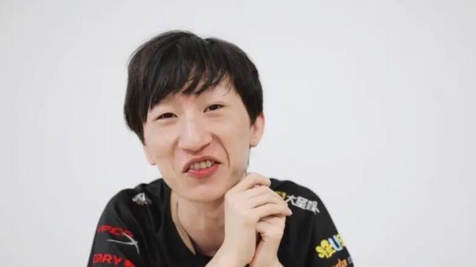 电棍otto直播时上厕所，忘记关门全程被围观，账号被平台封禁