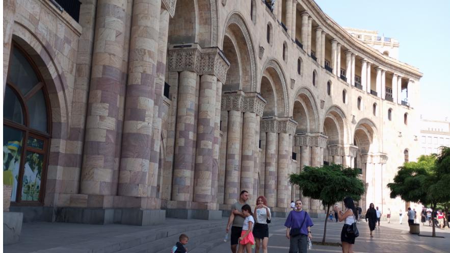 落地埃里温第一天，我背着50升登山包走过各景点，遇到的路人咋样